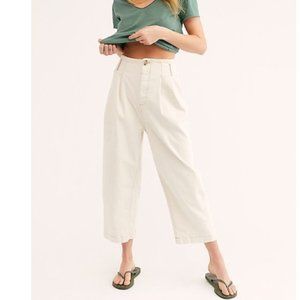 Free People Pleated Carrot Jeans. Size: 10